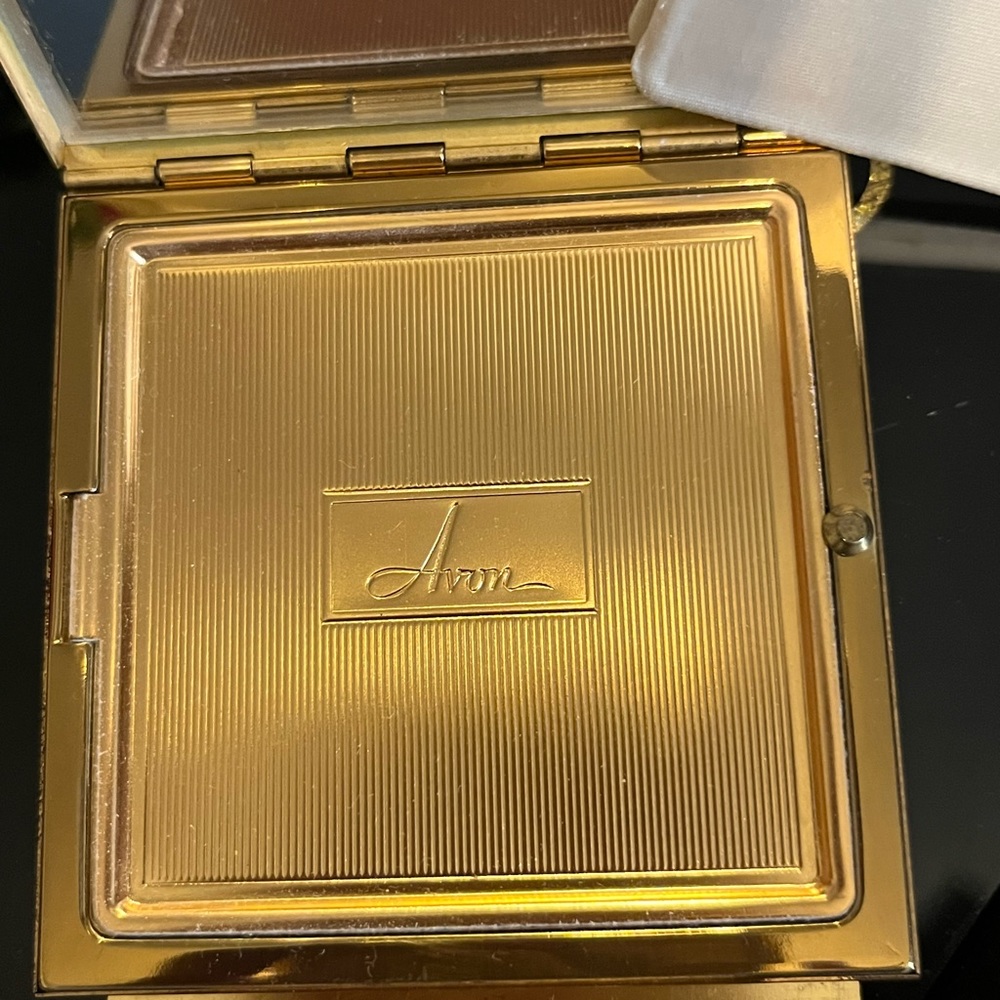 Avon Powder Compact with Scrollwork Latch Square Gold-tone Metal - Picture 4 of 8